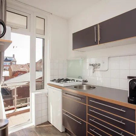 아파트 Cozy In Katwijk With Balcony